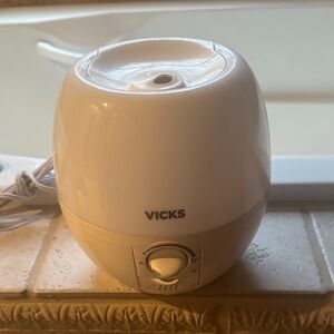 Vicks White Cool Mist Humidifier